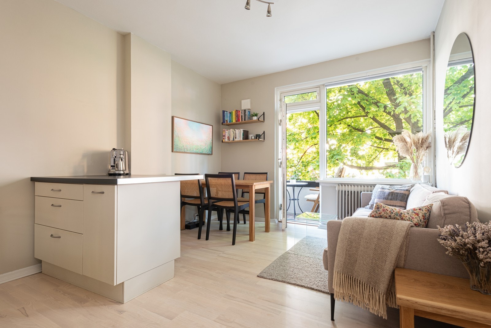 Lys og lekker andelsleilighet med attraktiv beliggenhet. Leiligheten vender i sin helhet inn mot rolig bakgård Galleribilde