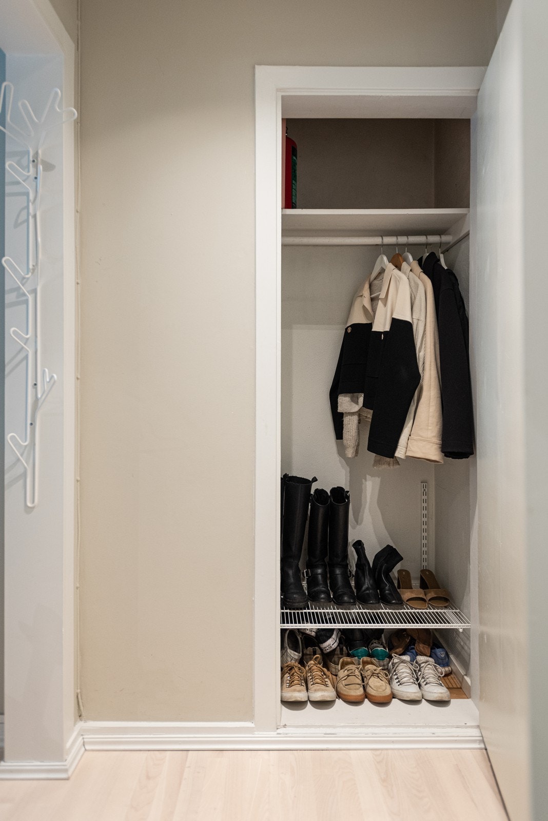 Innebygget skap i gang Galleribilde