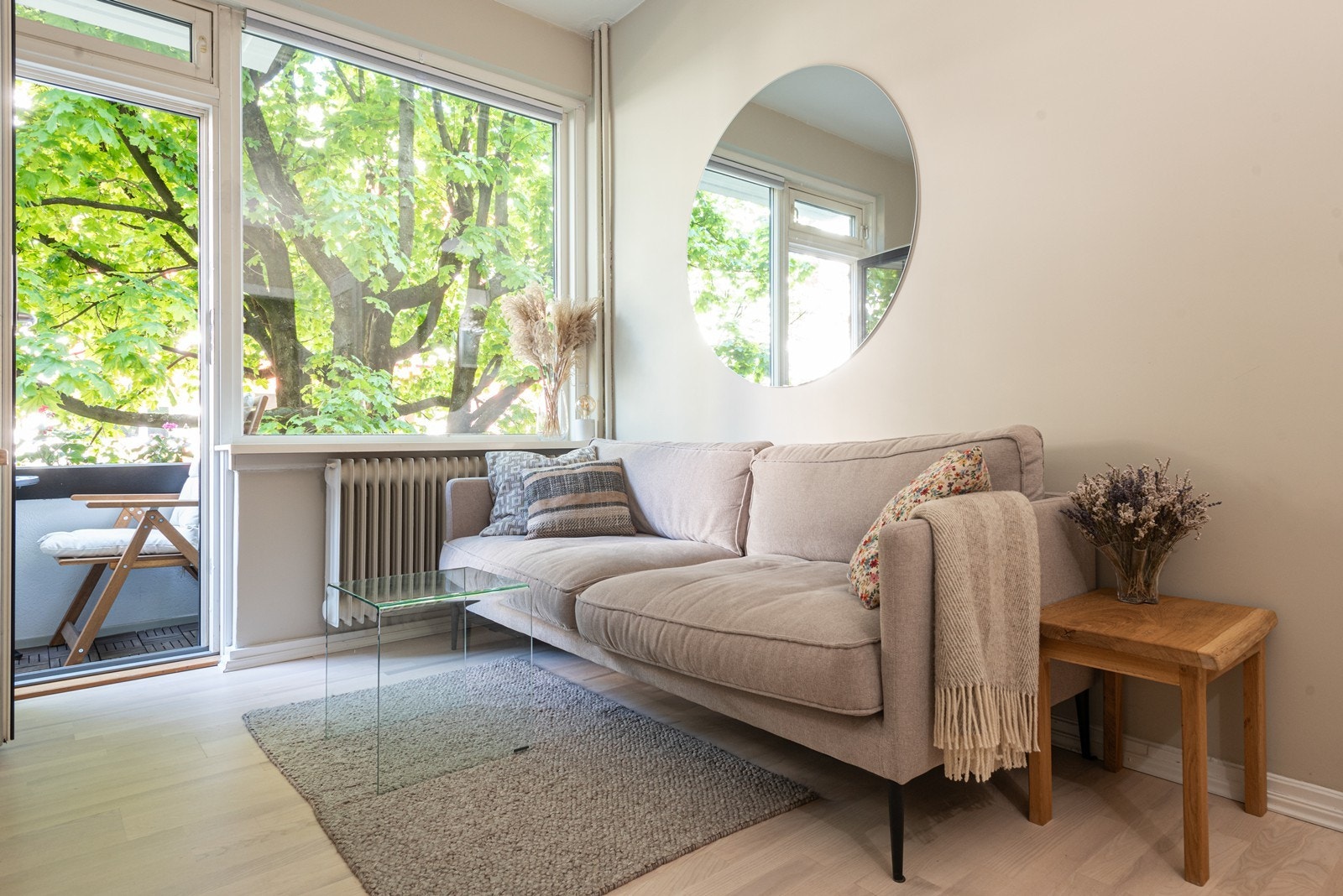 God plass til spisebord, sittegruppe og tilhørende møblement Galleribilde