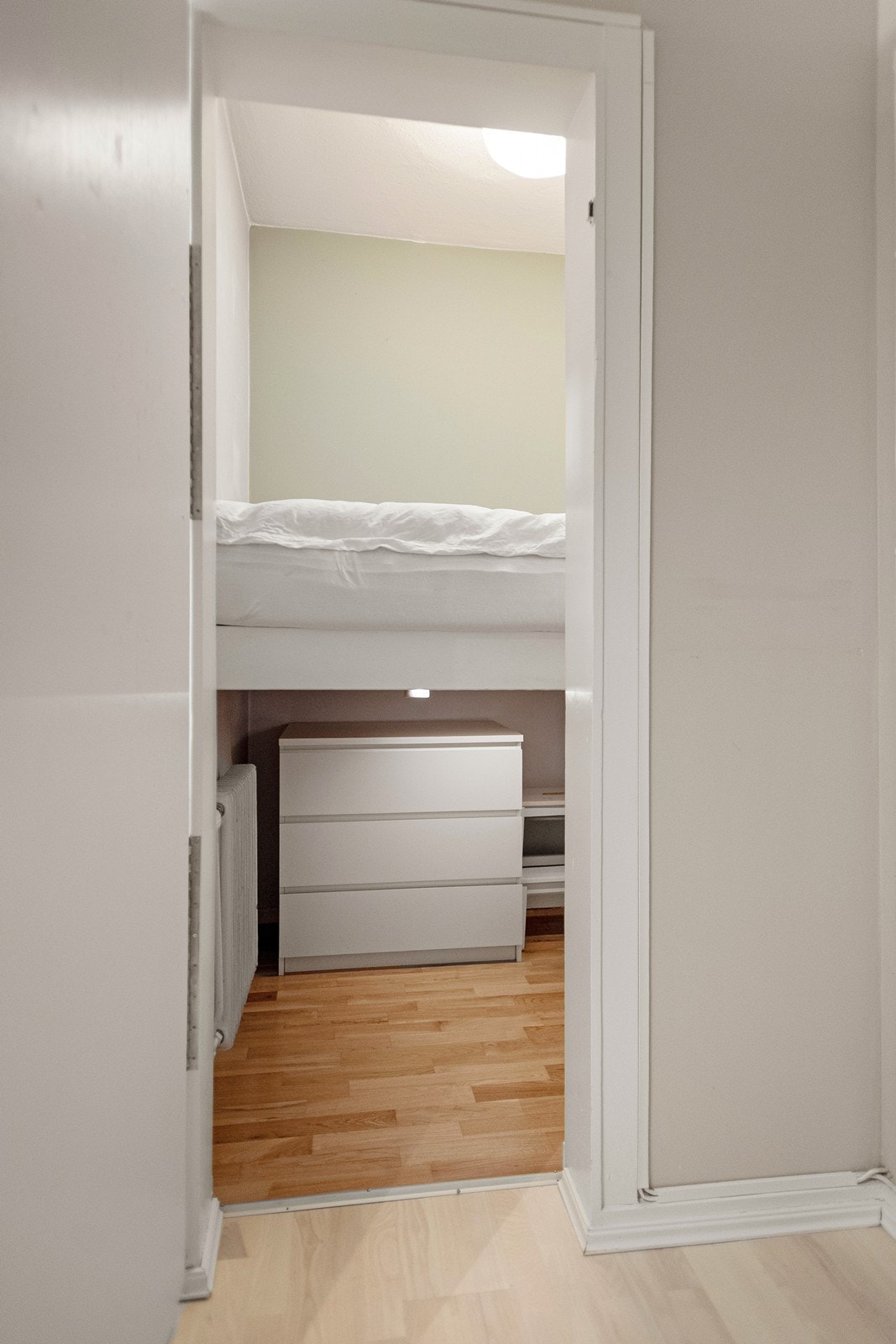 Smart alkove/soverom med et lite luftevindu. Praktisk oppheng/kommode under sengen Galleribilde