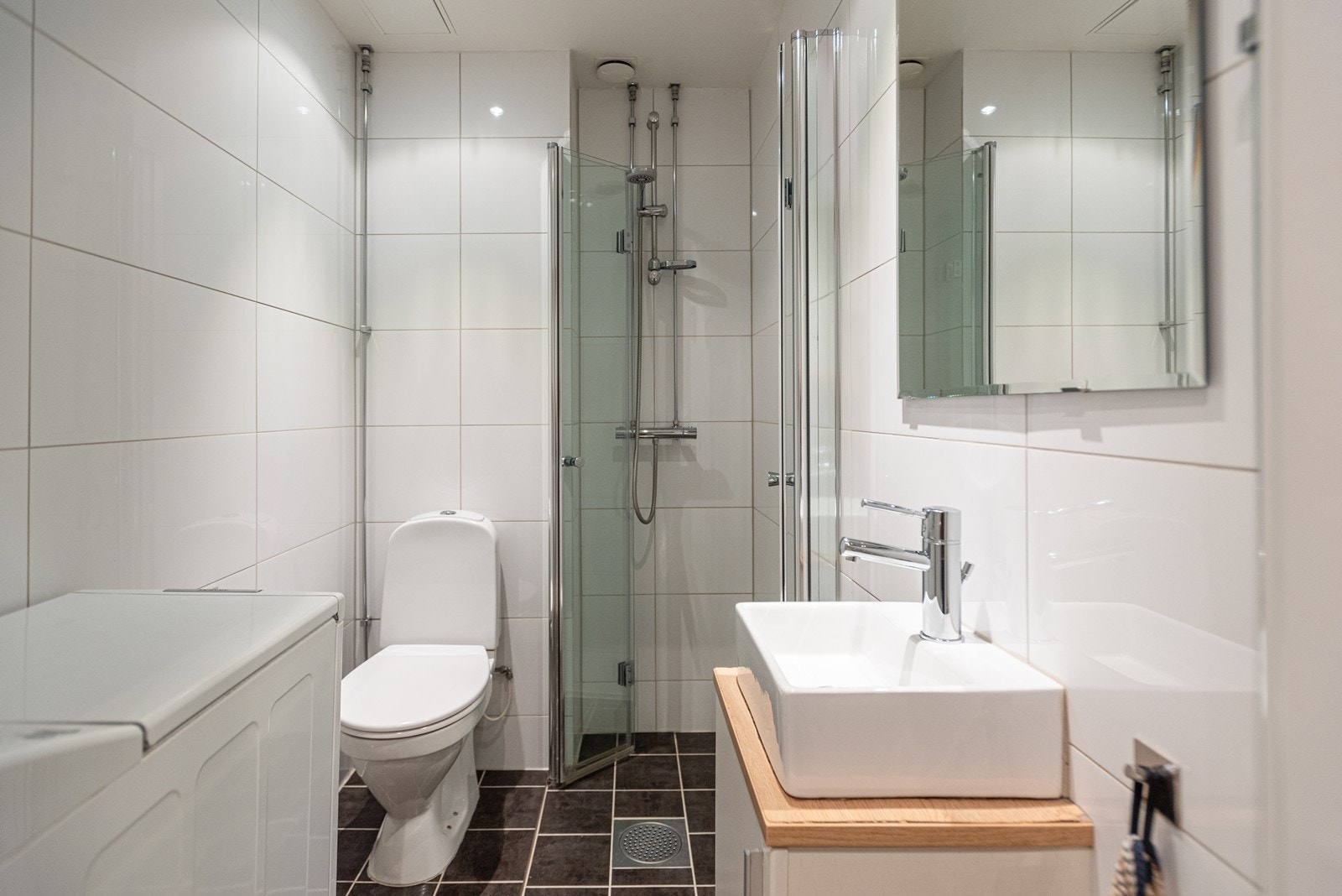 Flott flislagt bad med varmekabler i gulv. Opplegg for vaskemaskin Galleribilde