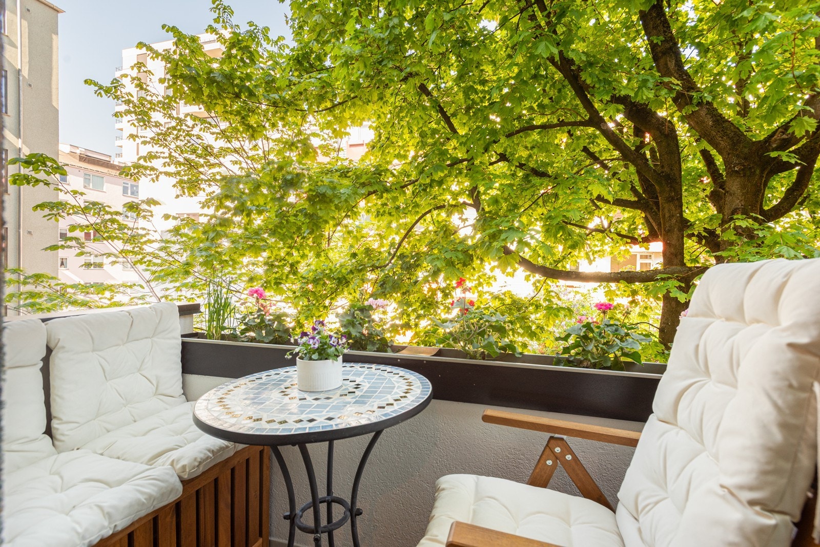 Som resten av leiligheten vender også balkongen inn mot rolig rolig bakgård. Her har du et hyggelig, grønt utsyn Galleribilde