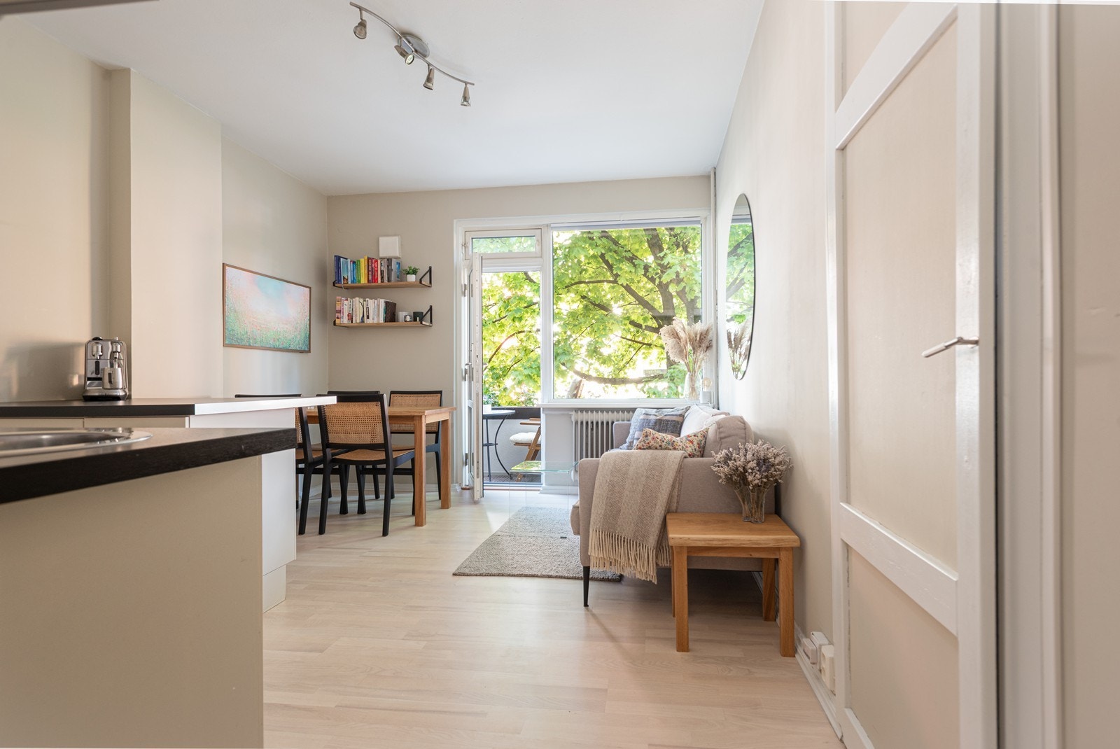 Leiligheten har en meget effektiv planløsning med åpen stue/kjøkkenløsning, balkong, bad og alkove med et lite vindu. Galleribilde