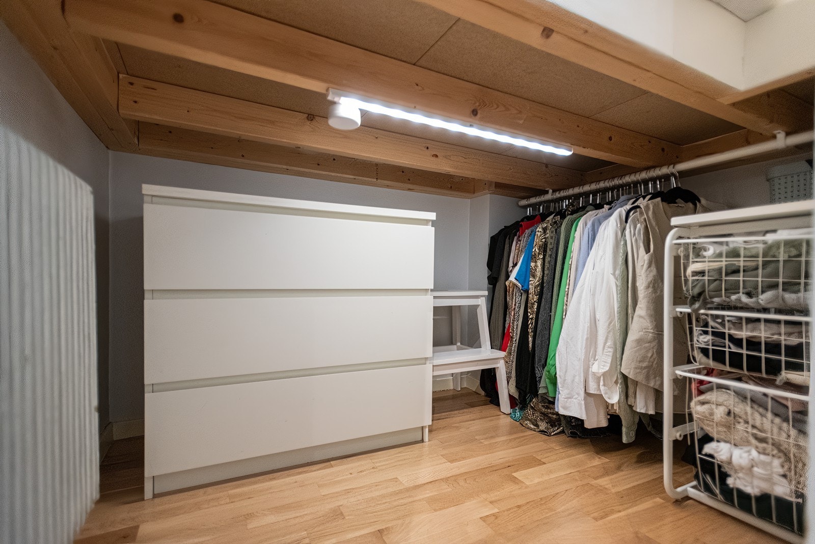 Her har man god plass til klær og diverse under sengen Galleribilde