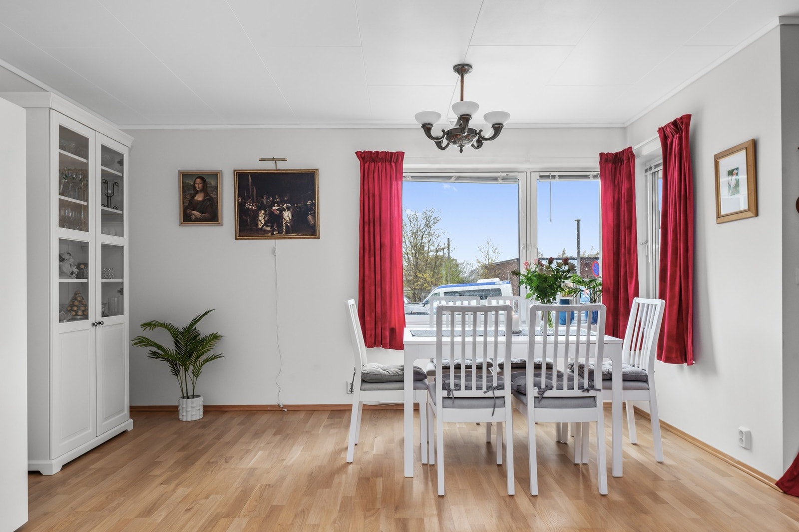 Rommet har parkett på gulv og malte overflater på vegger. Galleribilde
