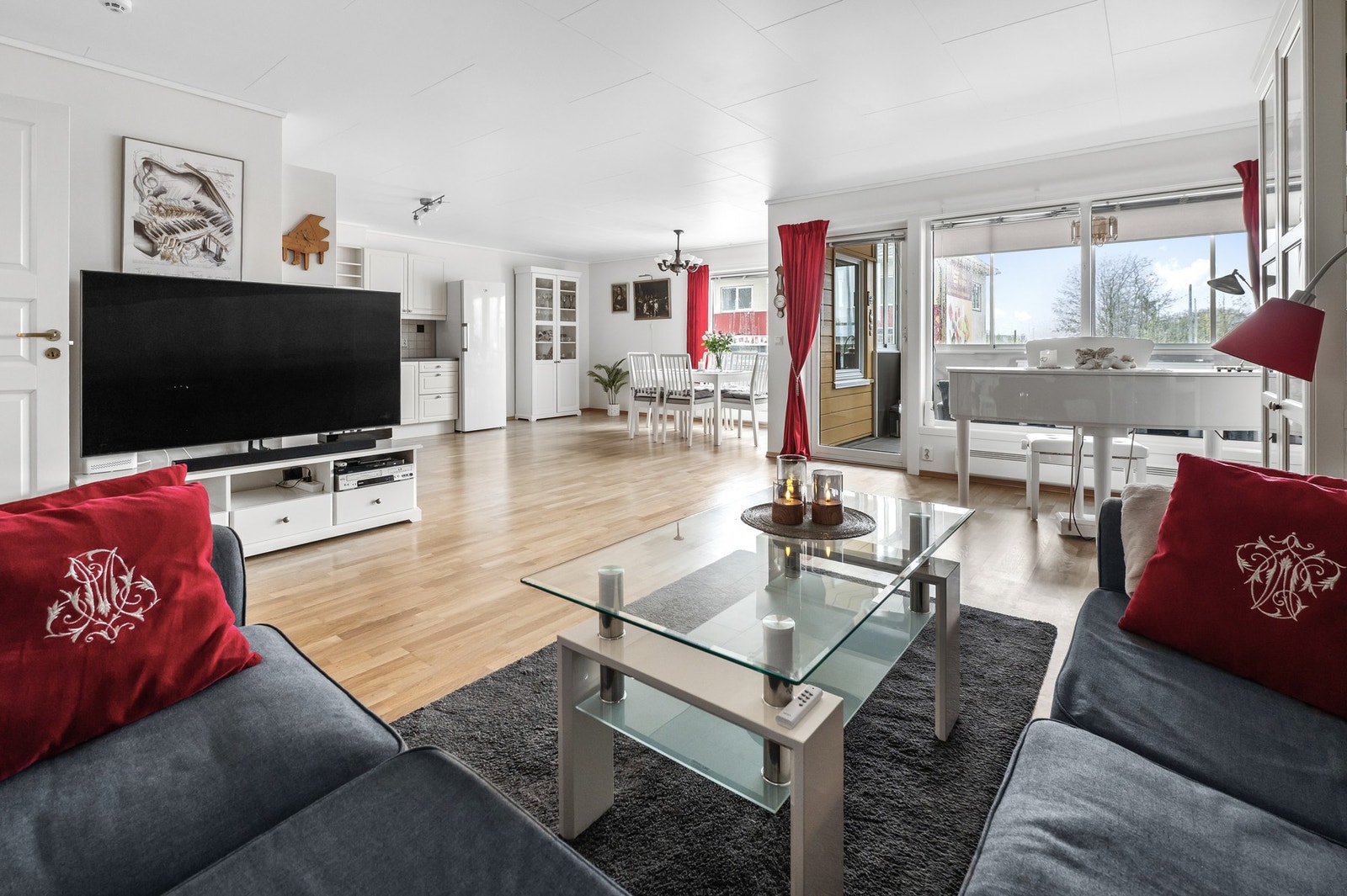 Store vindusoverflater gir rommet rikelig med naturlig lysinnslipp. Galleribilde