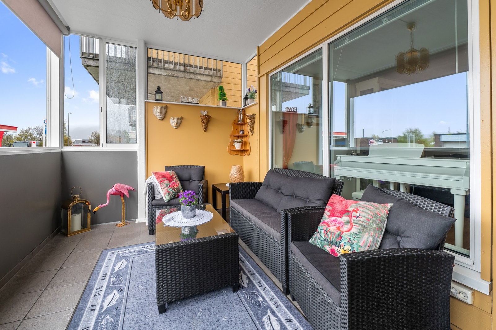 Leiligheten har en stor vestvendt innglasset terrasse på 11 kvm. Galleribilde