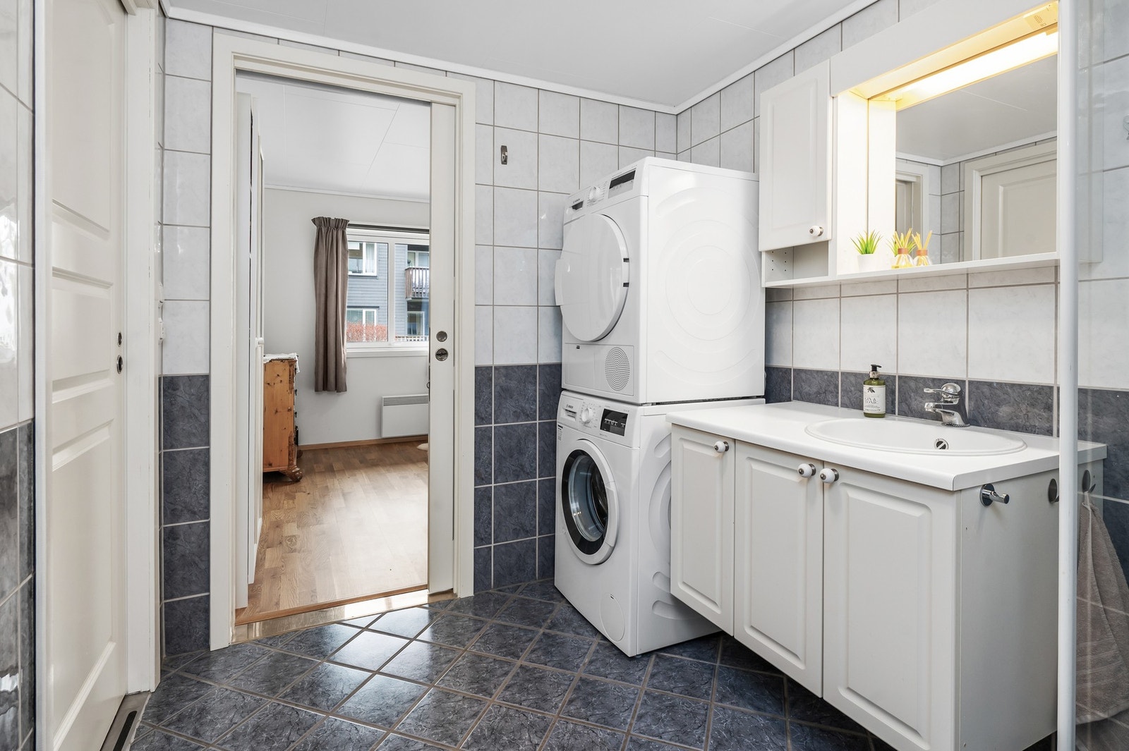 Badet er dusjhjørne, dusjnisje, opplegg for vaskemaskin, wc og mekanisk avtrekk. Galleribilde
