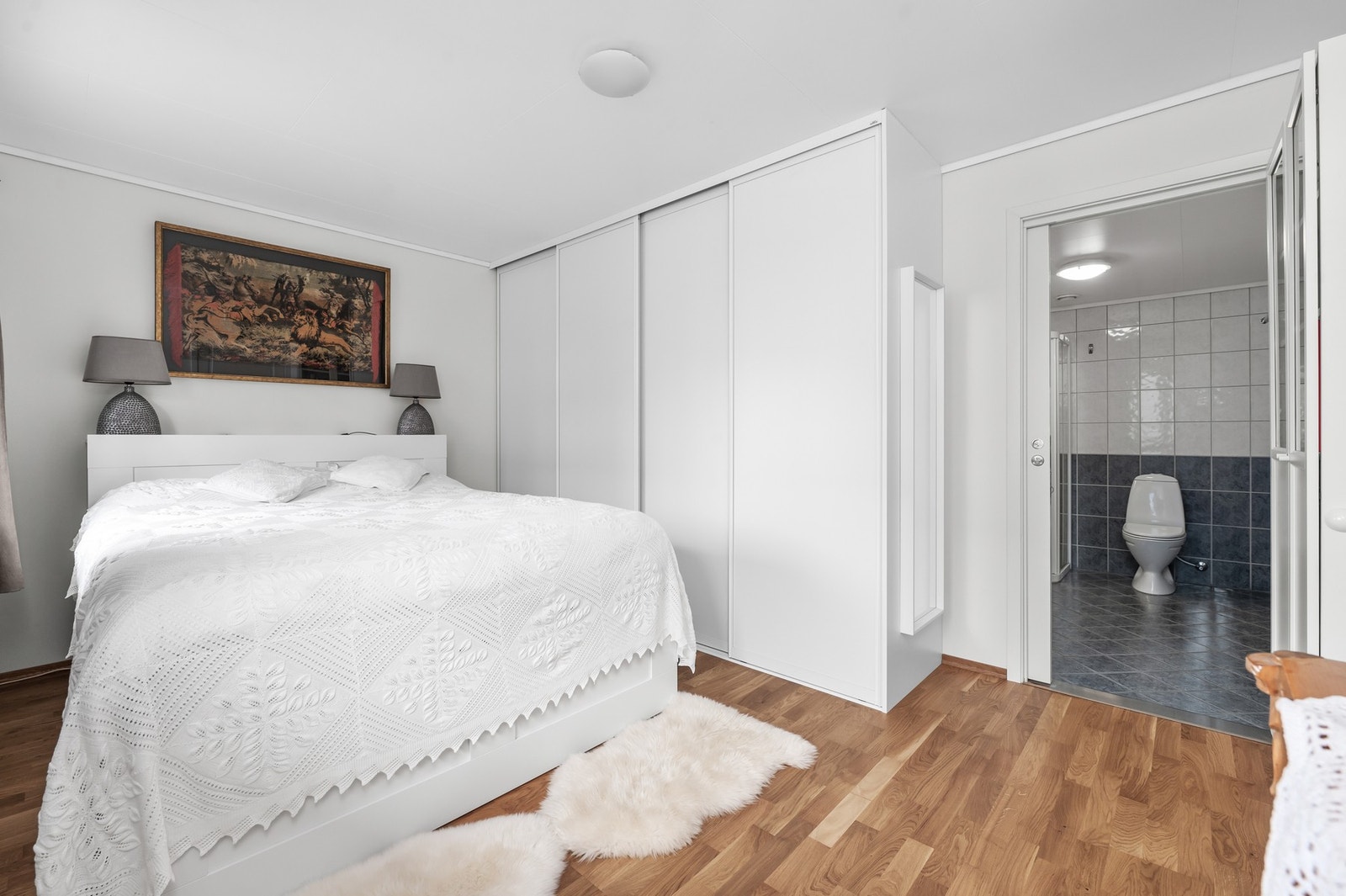 Gode oppbevaringsmuligheter i stor skyvedørsgarderobe.
Direkte adkomst til baderom. Galleribilde