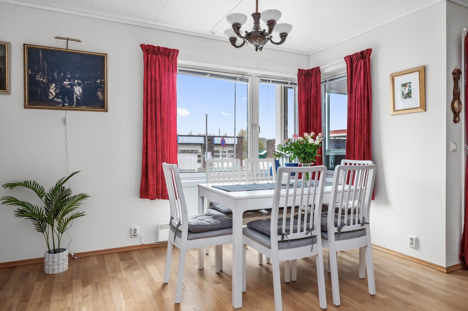 Her har du plass til stor spisegruppe med plass til venner og familie. Galleribilde