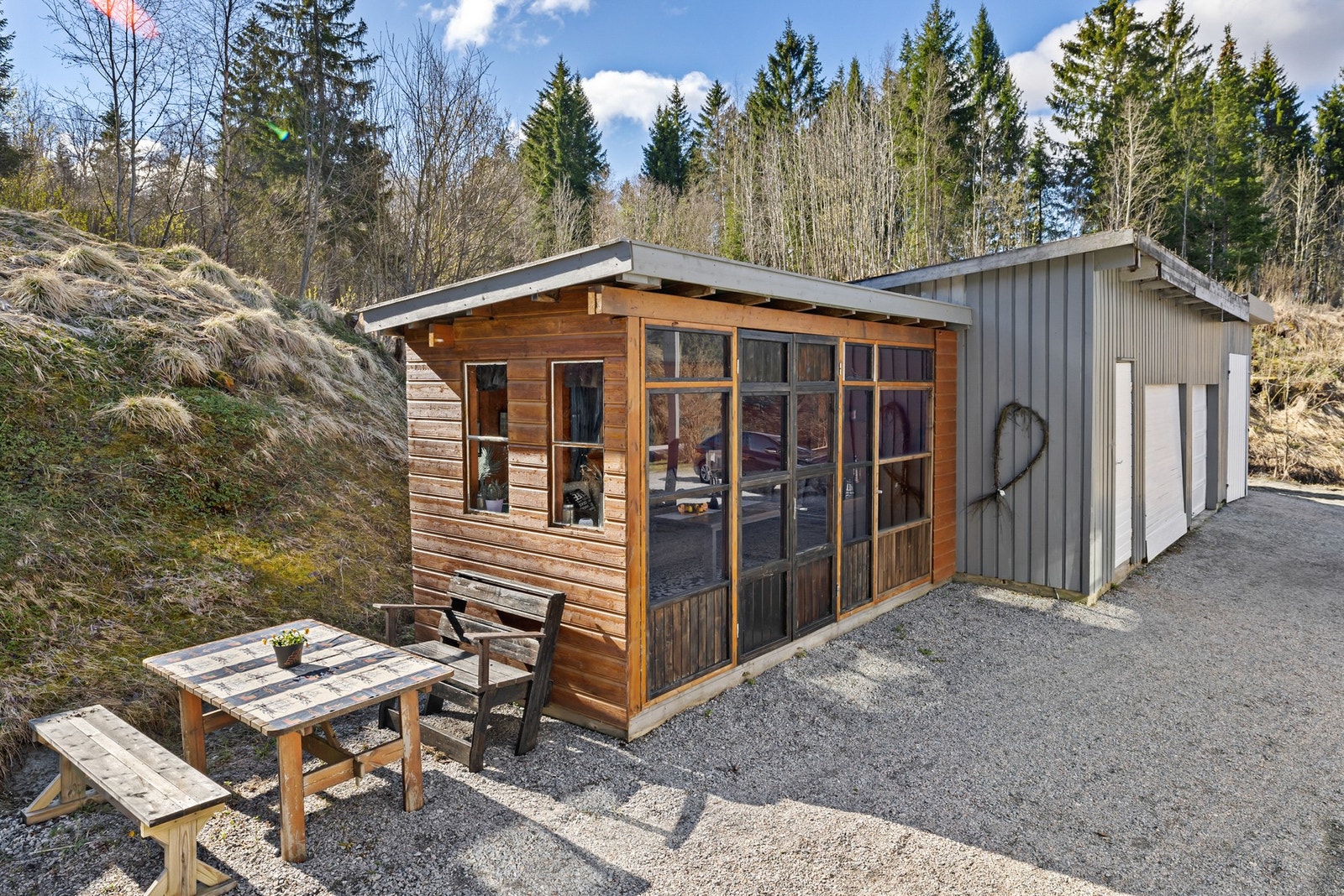 Eiendommen er opparbeidet med gruset innkjørsel og gårdsplass med god plass til parkering Galleribilde