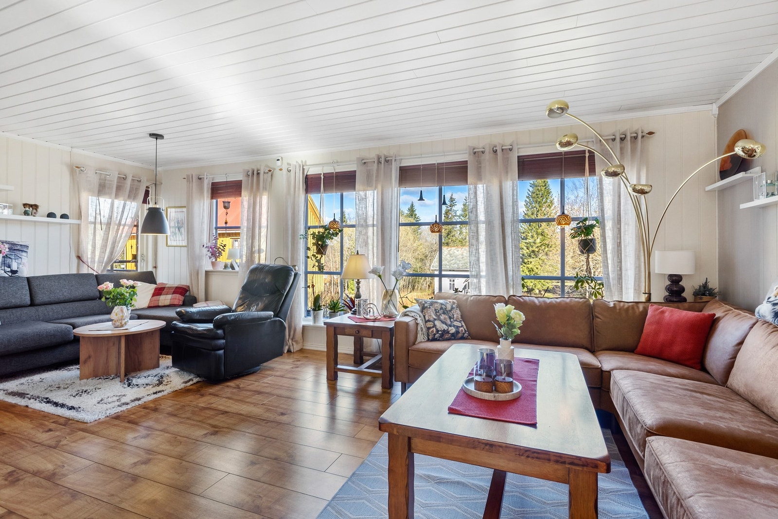 Romslig stue med plass til flere møbelsoner Galleribilde