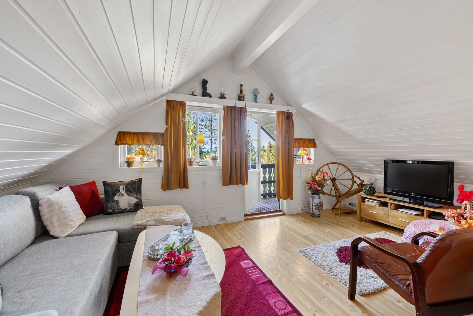 Praktisk loftstue med adkomst til balkong Galleribilde