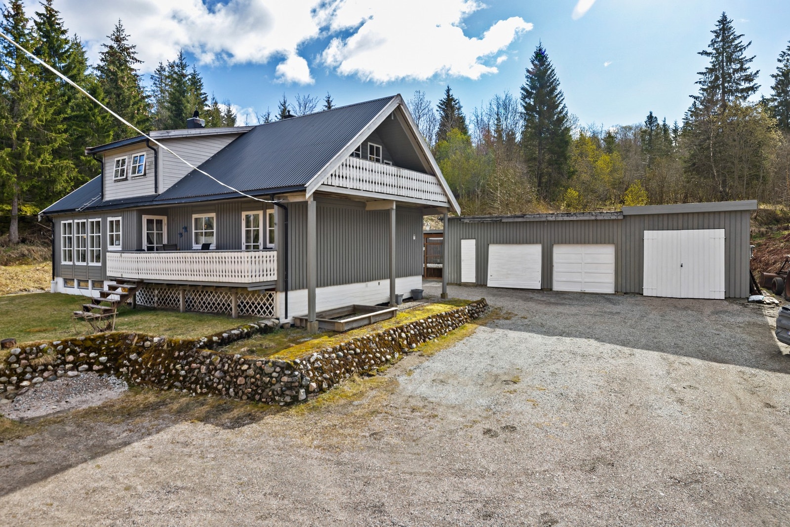 Enebolig over 1 og 1/2 etasje pluss kjeller oppført i 1980 Galleribilde