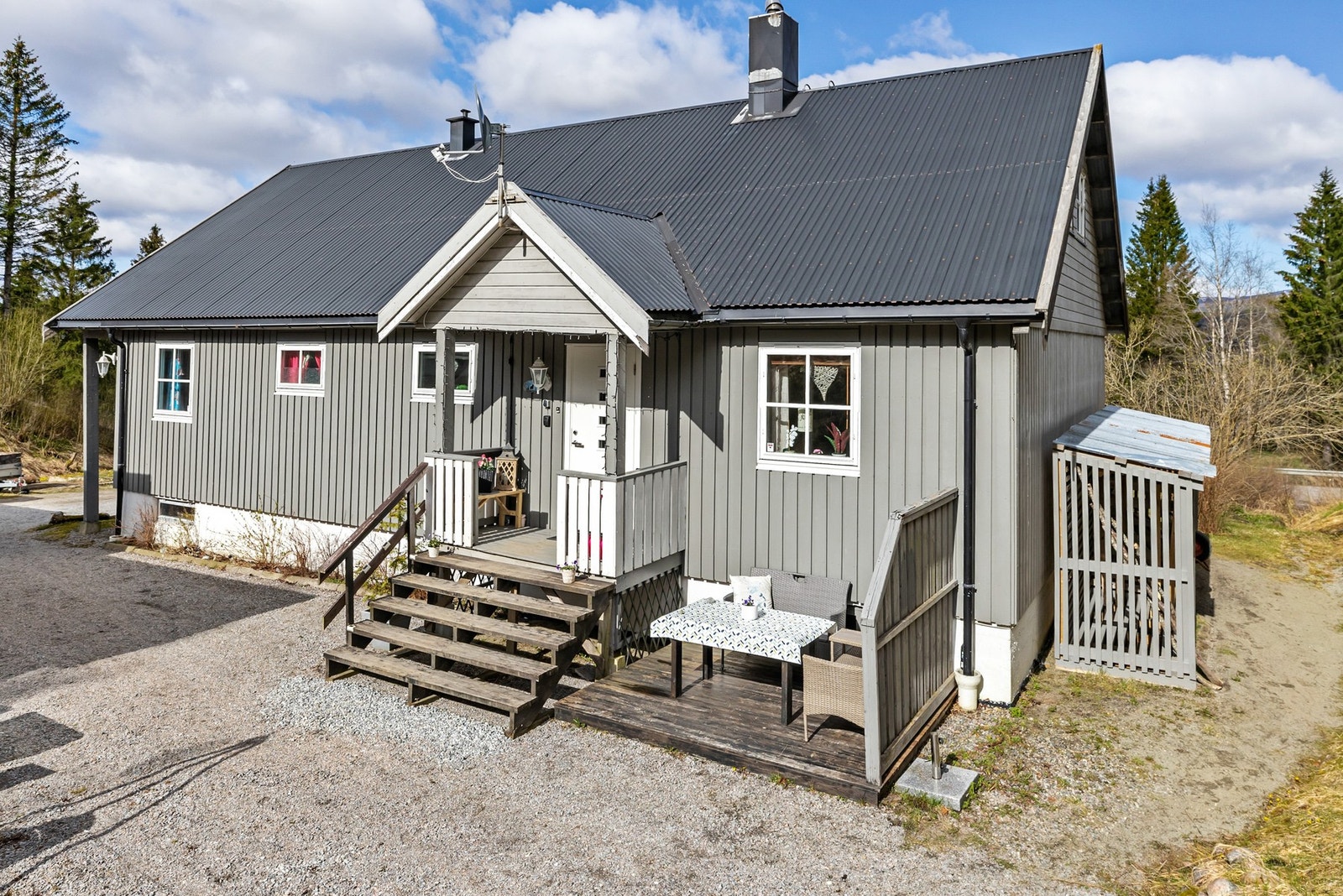 Boligen har en bygningsmessig standard og utførelse typisk for de respektive byggeårene, men har gjennomgått enkelte
periodevise oppgraderinger. Galleribilde