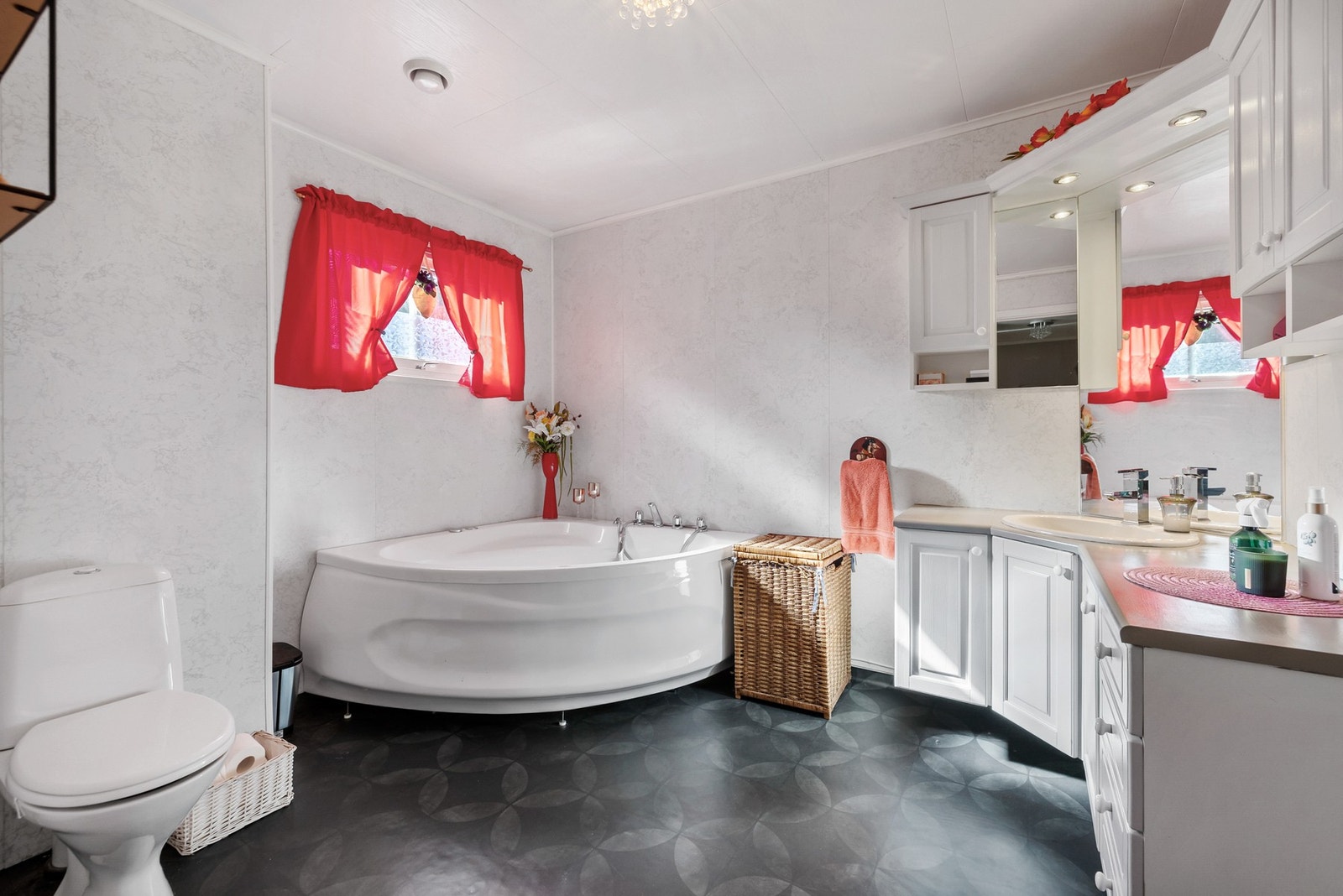 Baderommet ble utvidet og oppgradert for ca. 20 år siden Galleribilde