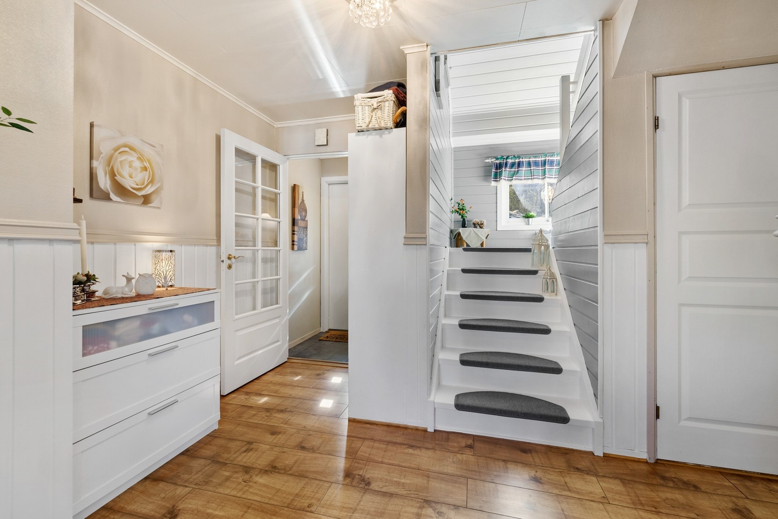 Etasjeskille av tradisjonelle trebjelkelag med 20 cm isolasjonstykkelse mellom etasjer Galleribilde