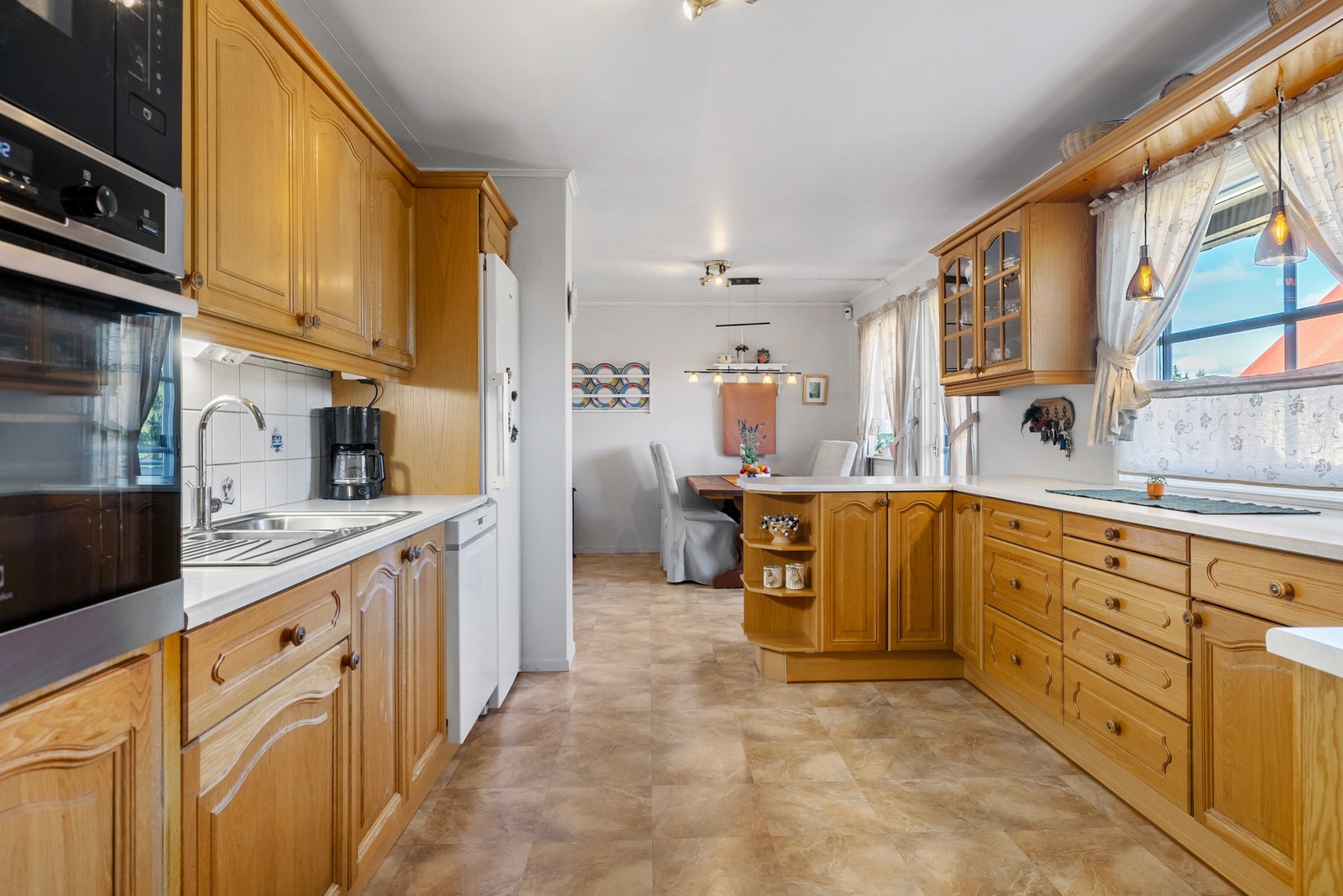 Kjøkkeninnredning fra 1998 med fronter i eik. Galleribilde