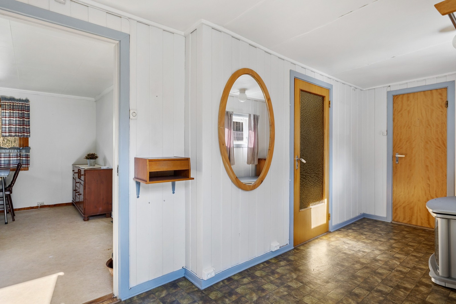 1. Etasje inneholder: Gang, kjøkken, stue, bad og trapperom Galleribilde