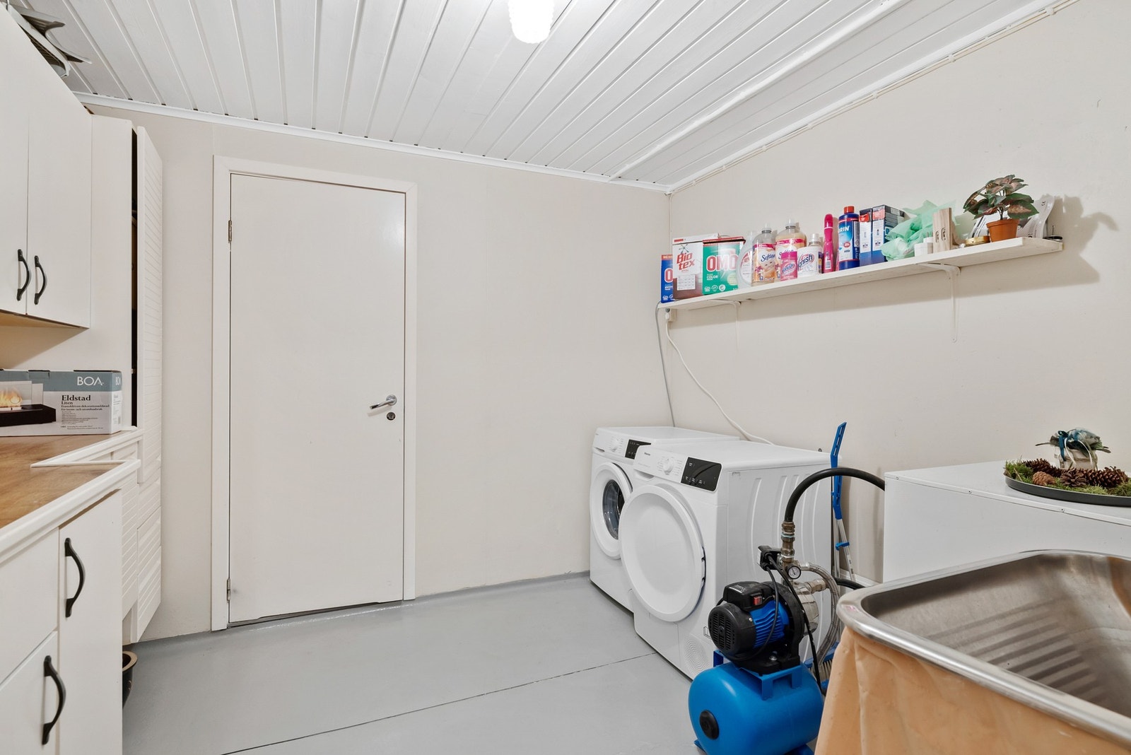 Praktisk vaskerom beliggende i kjelleretasjen Galleribilde