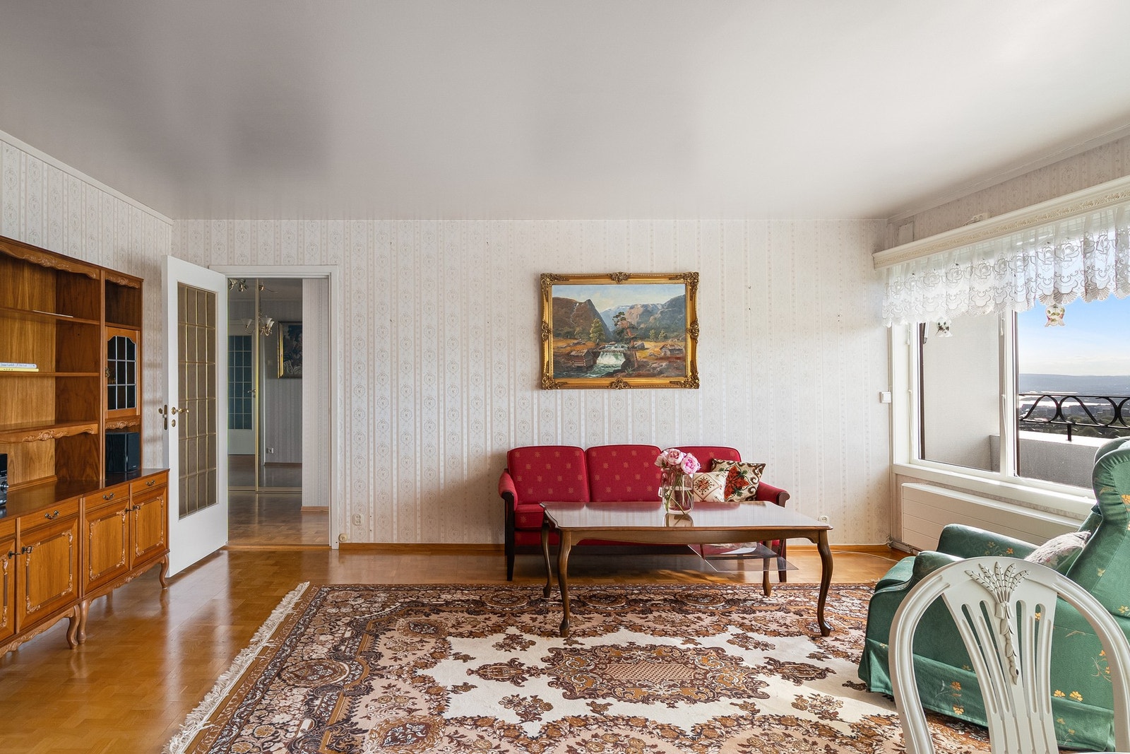 Stuen har velegnet plass til sofa, sofabord, mediemøblement og spiseseksjon. Galleribilde