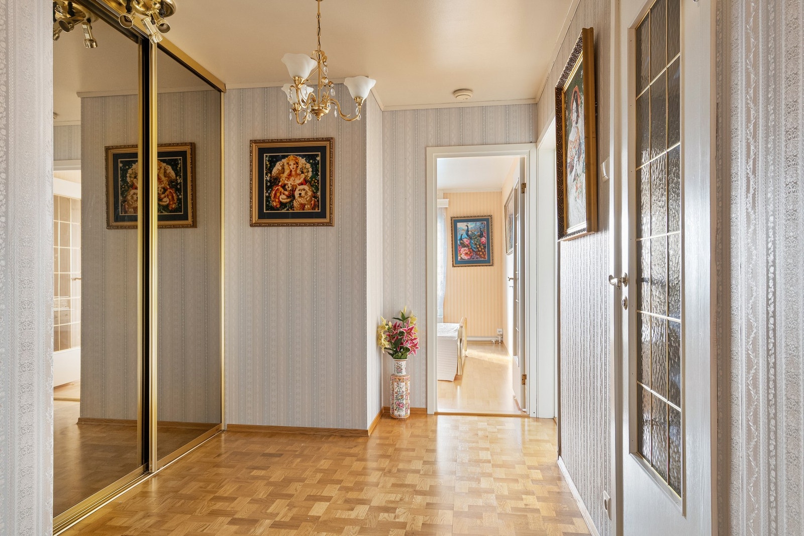 Innbydende entré med garderobeskap. Galleribilde