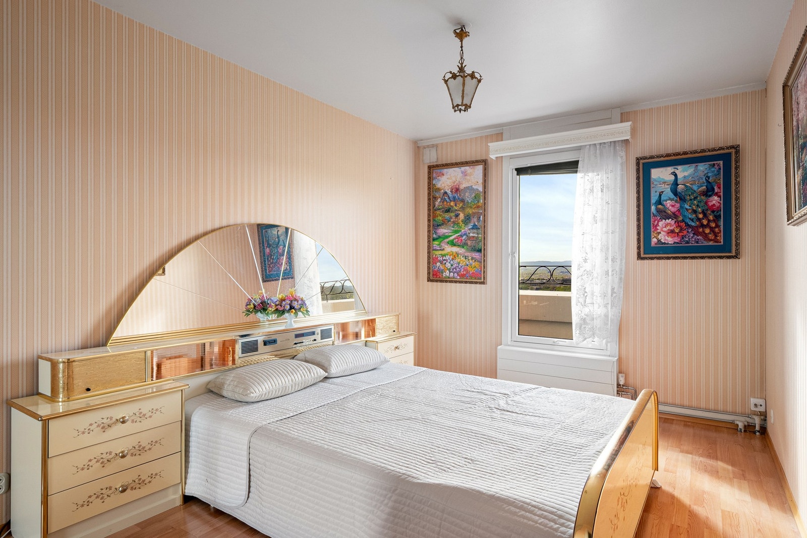 Soverom med plass til seng, nattbord og oppbevaringsmøblement. Galleribilde