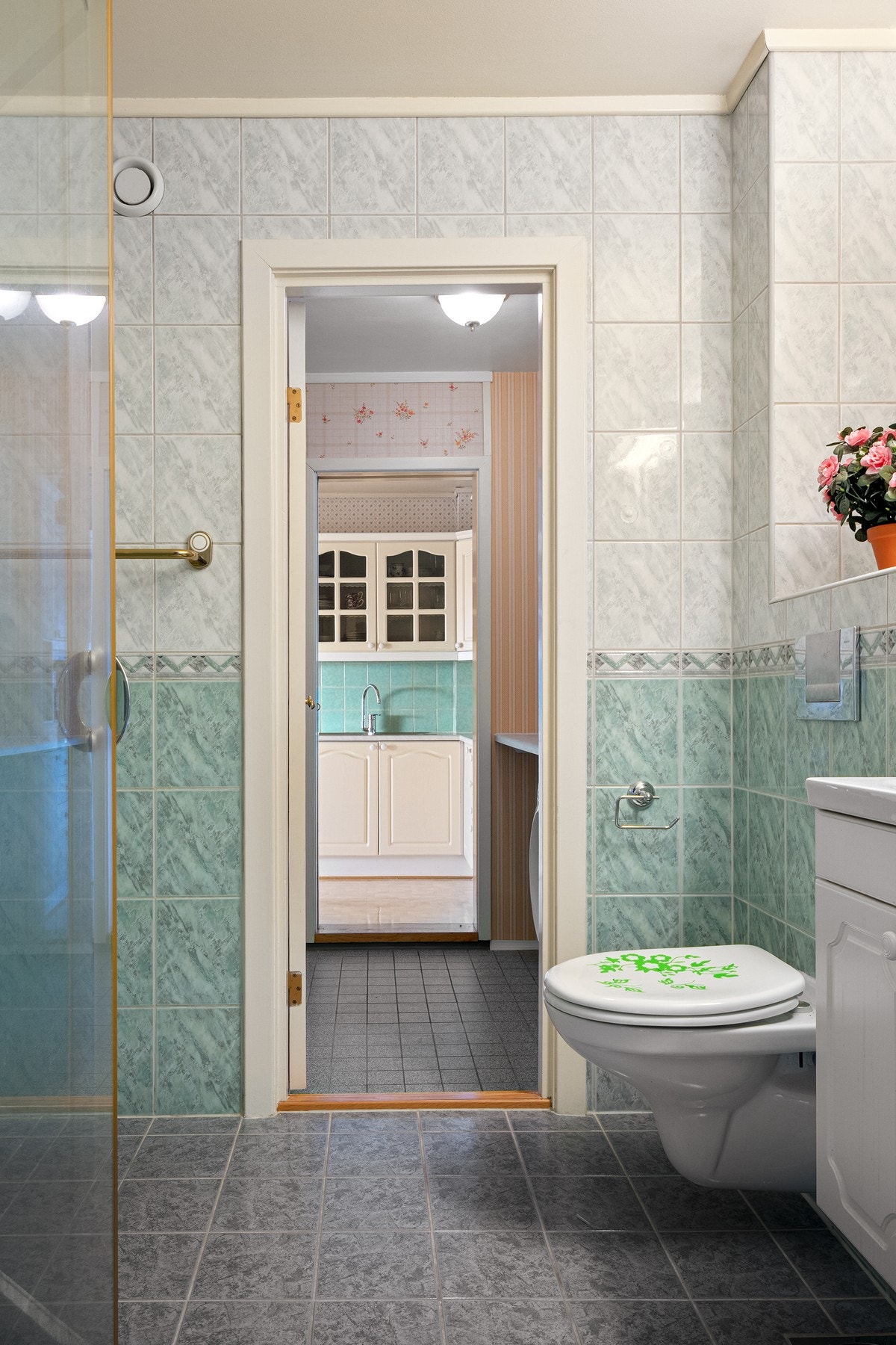 Badet er utstyrt med dusjhjørne, servant med skap, speilskap med lys og vegghengt wc. Galleribilde