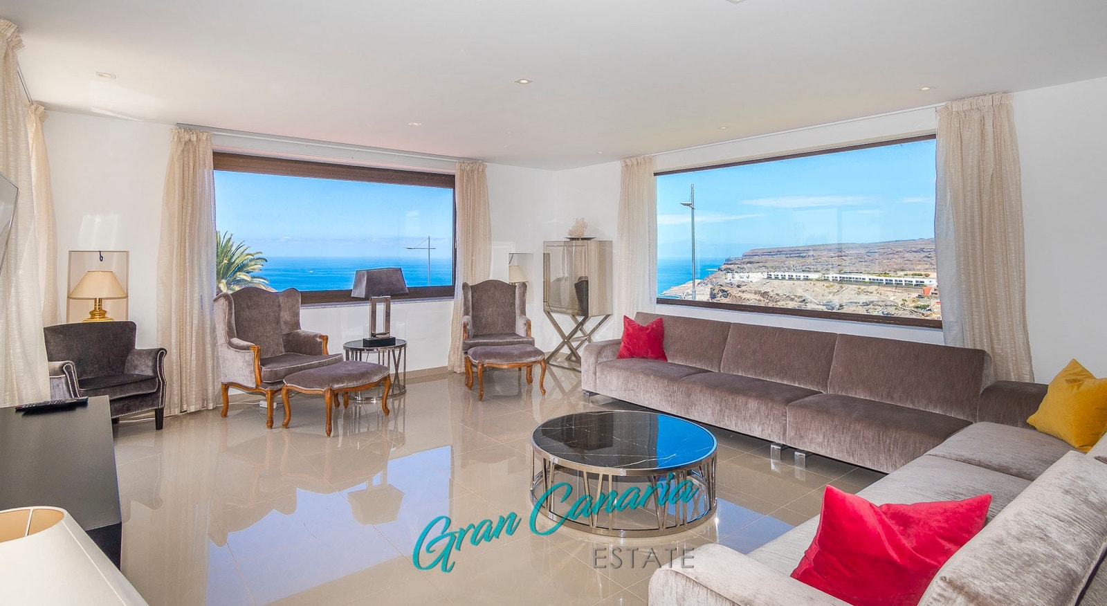 Stor separat stue med flotte vindu Galleribilde