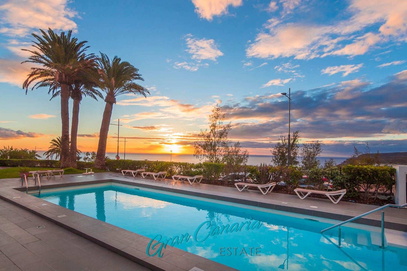 Renovert bassengområde med oppvarmet basseng Galleribilde