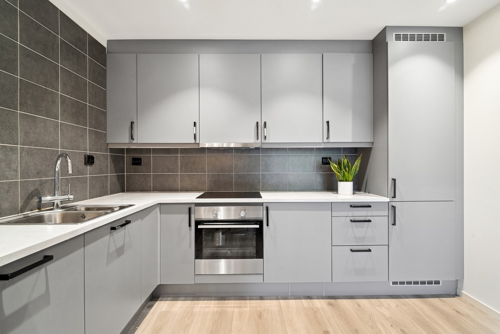 Lekkert kjøkken med integrert kjøleskap, oppvaskmaskin, stekeovn. Det er vannstoppsystem og komfyrvakt. Galleribilde