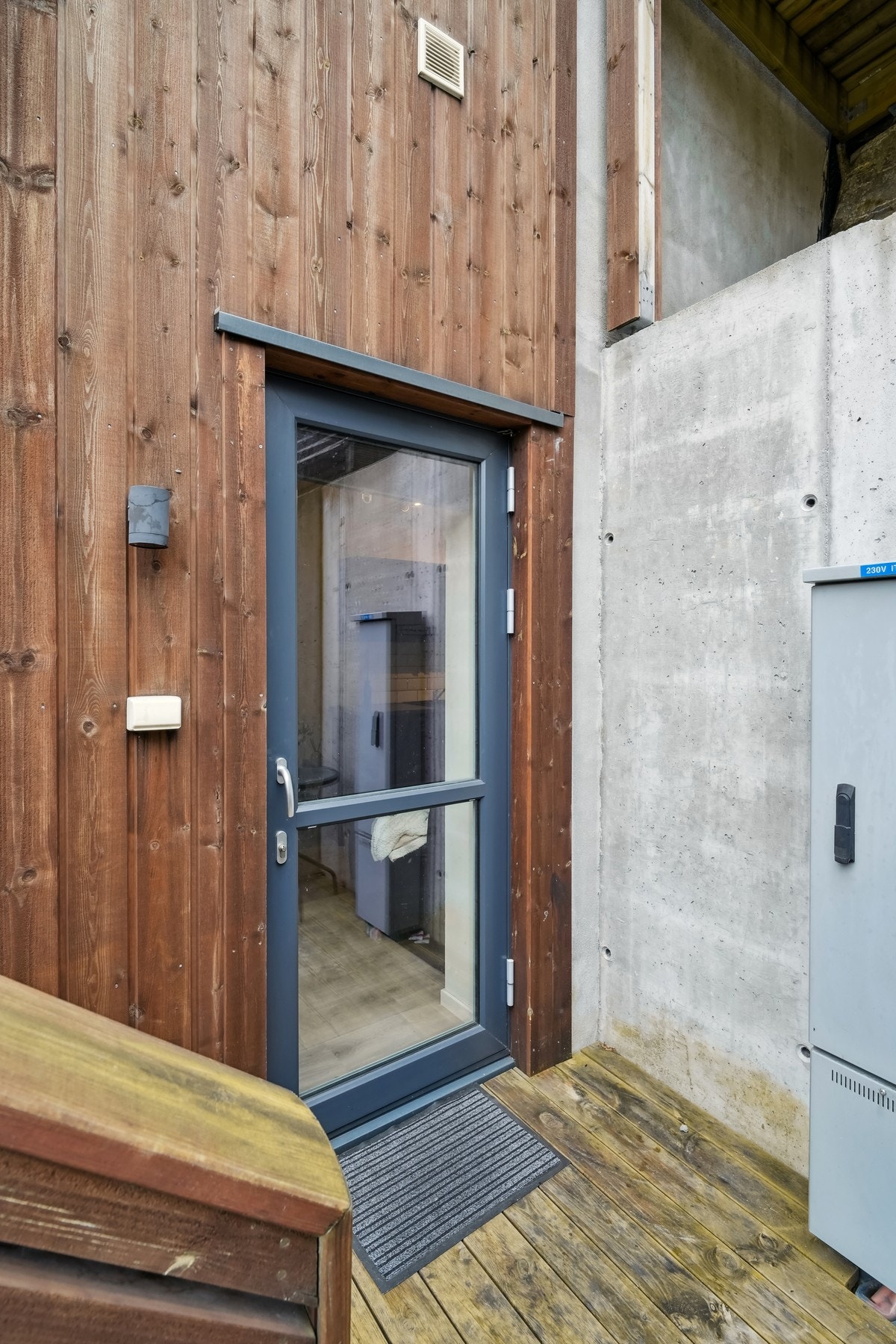 Det er nå innvendig tilkomst til resten av underetasjen, etter at nåværende eier har satt inn en dør i gangen. På tidspunktet for fotograferingen var området imidlertid avstengt, og tilkomst skjedde fra utsiden. Galleribilde