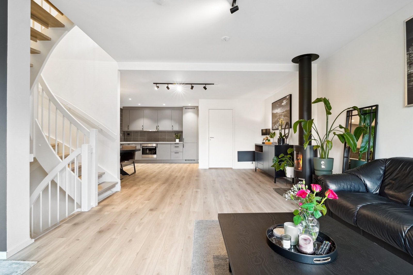 Romslig åpen-stue/kjøkkenløsning. Galleribilde