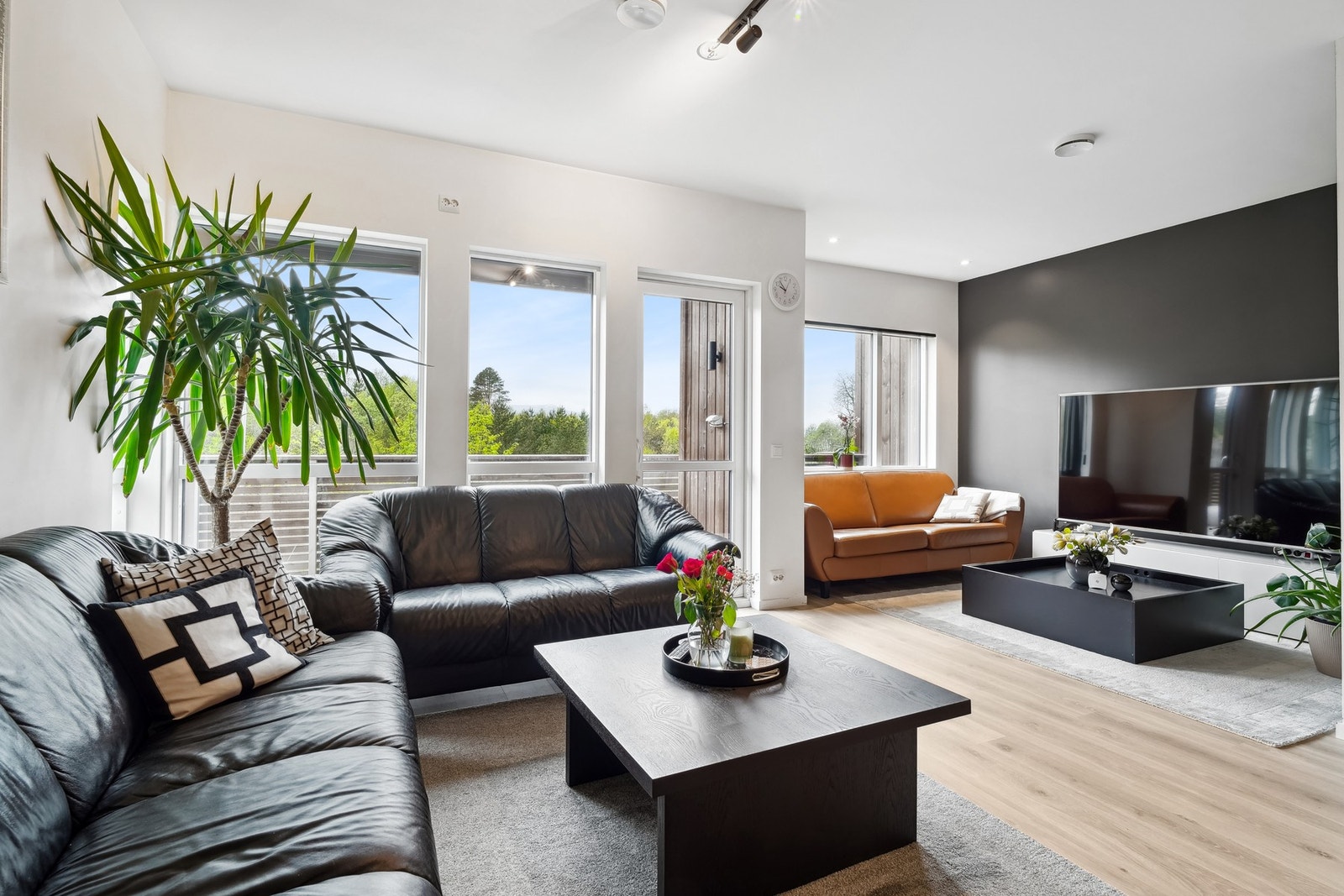 Fra stuen er det utgang til én av boligens to balkonger. Galleribilde