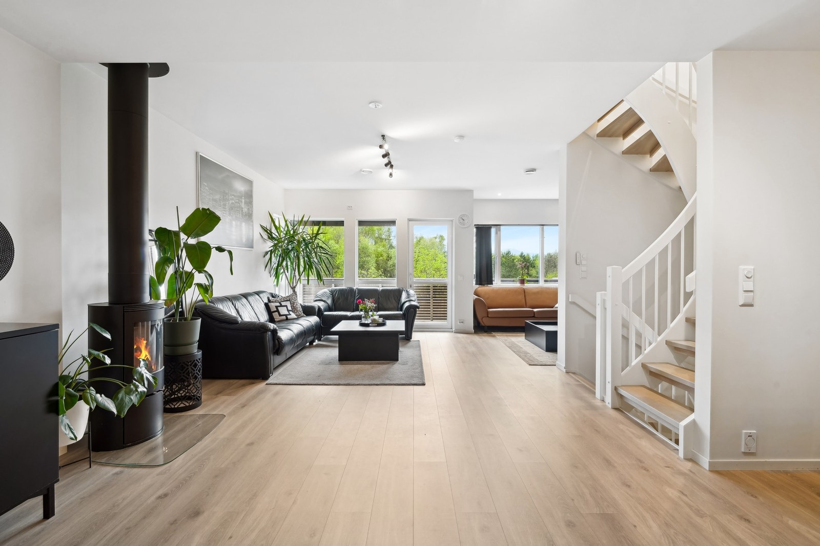 Romslig åpen-stue/kjøkkenløsning. Rikelig med møbleringsmuligheter. Galleribilde