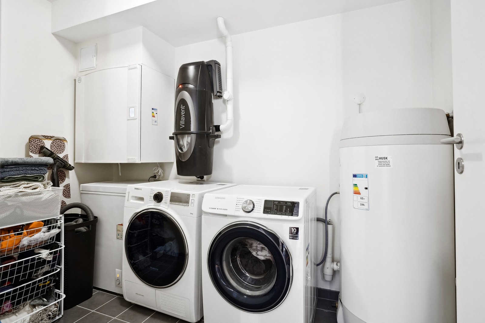 Vaskerom med vaskemaskin, tørketrommel, balansert ventilasjonsanlegg og varmtvannsbereder. Galleribilde