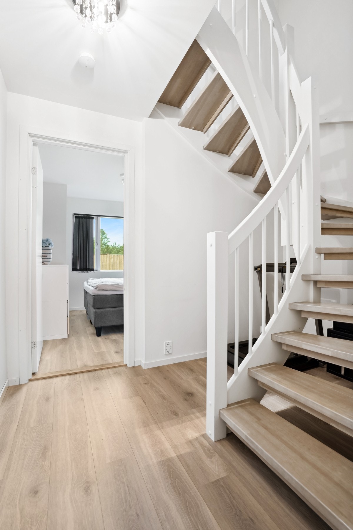 Underetasje inneholder vaskerom, bad, gang, soverom, entré, stue, bad nummer to, kjøkken og et ekstra soverom. Galleribilde