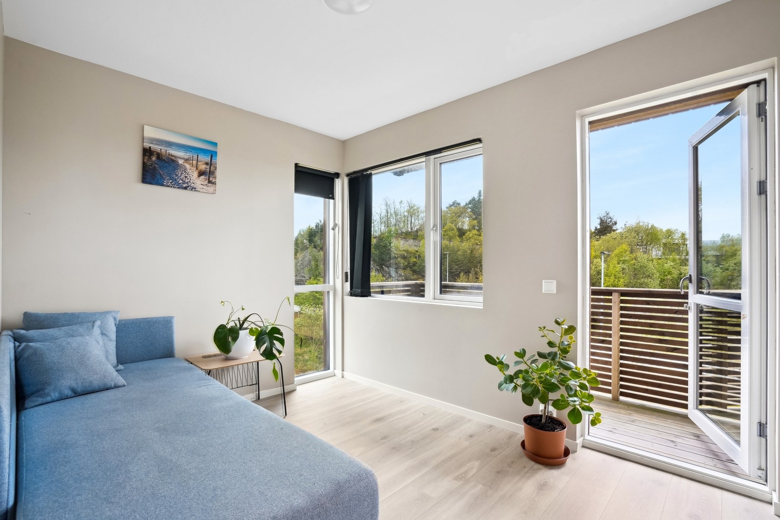 Utgang til balkong fra soverommet, med gode solforhold og flott utsikt. Galleribilde