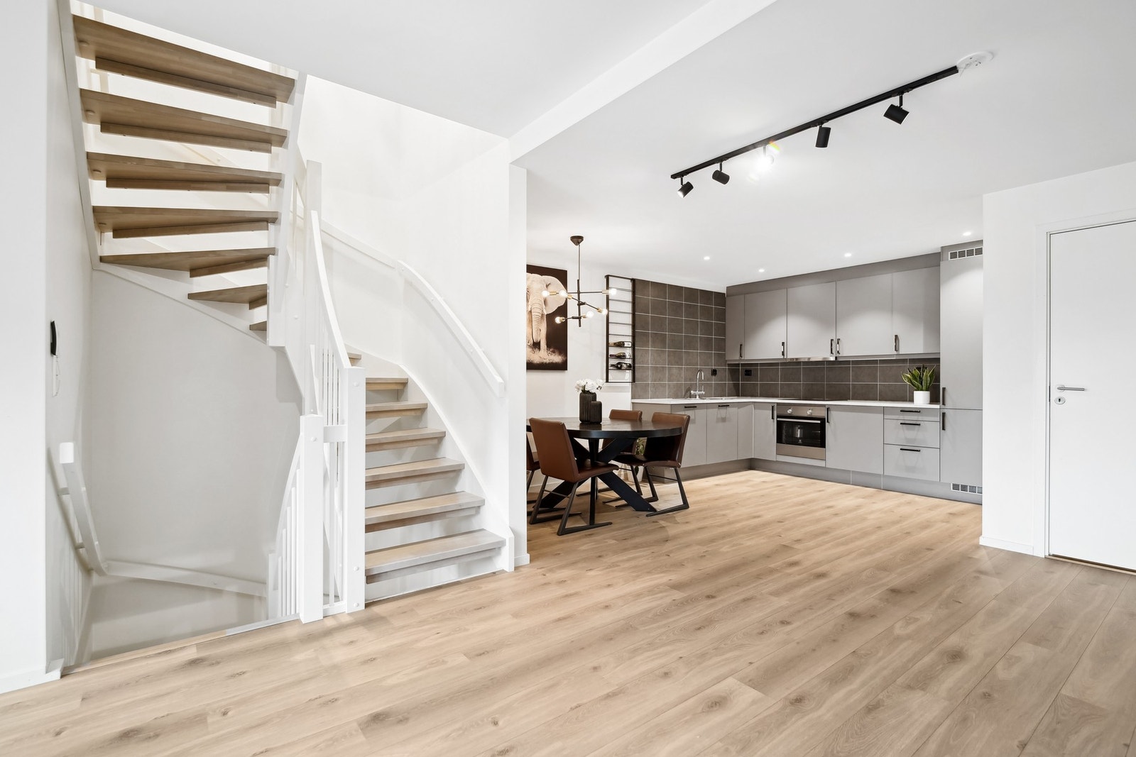 Husk å ha finansieringen på plass til fellesvisningen. Megler kan sette deg i kontakt med bankrådgiver ved ønske. Galleribilde