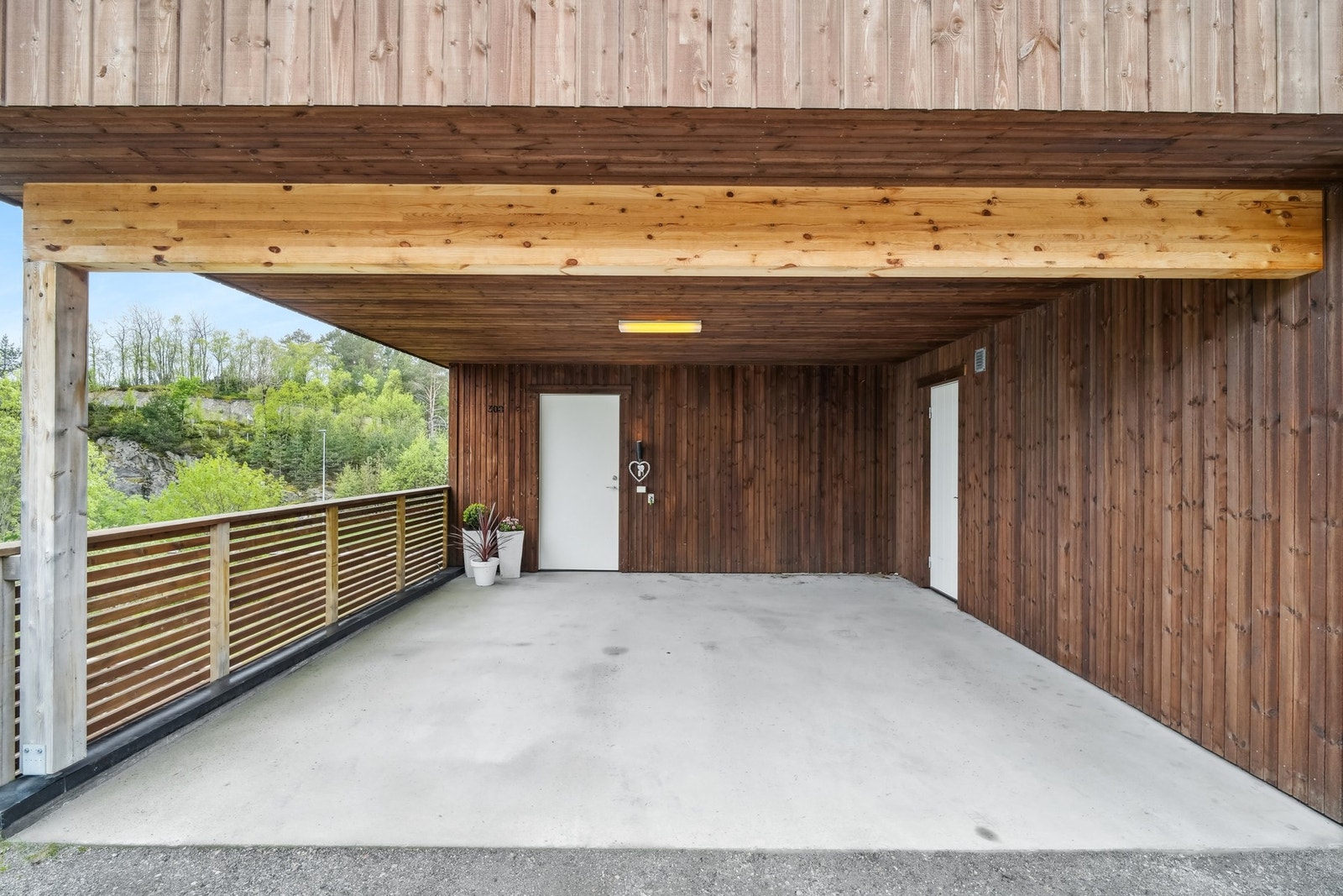 Integrert carport/inngangsparti til boligen. Galleribilde