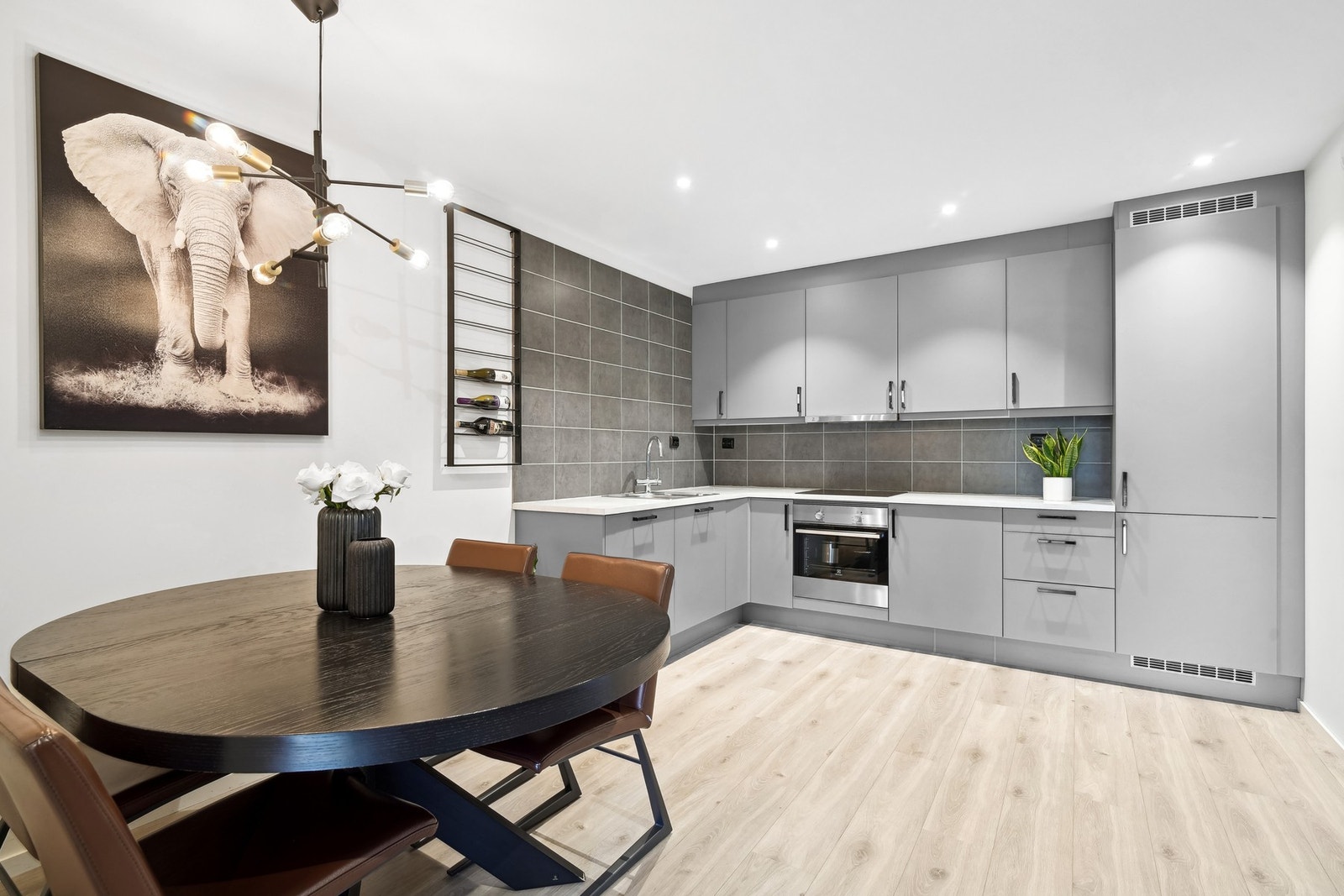 Rikelig med plass til spisebord ved kjøkkenet. Galleribilde