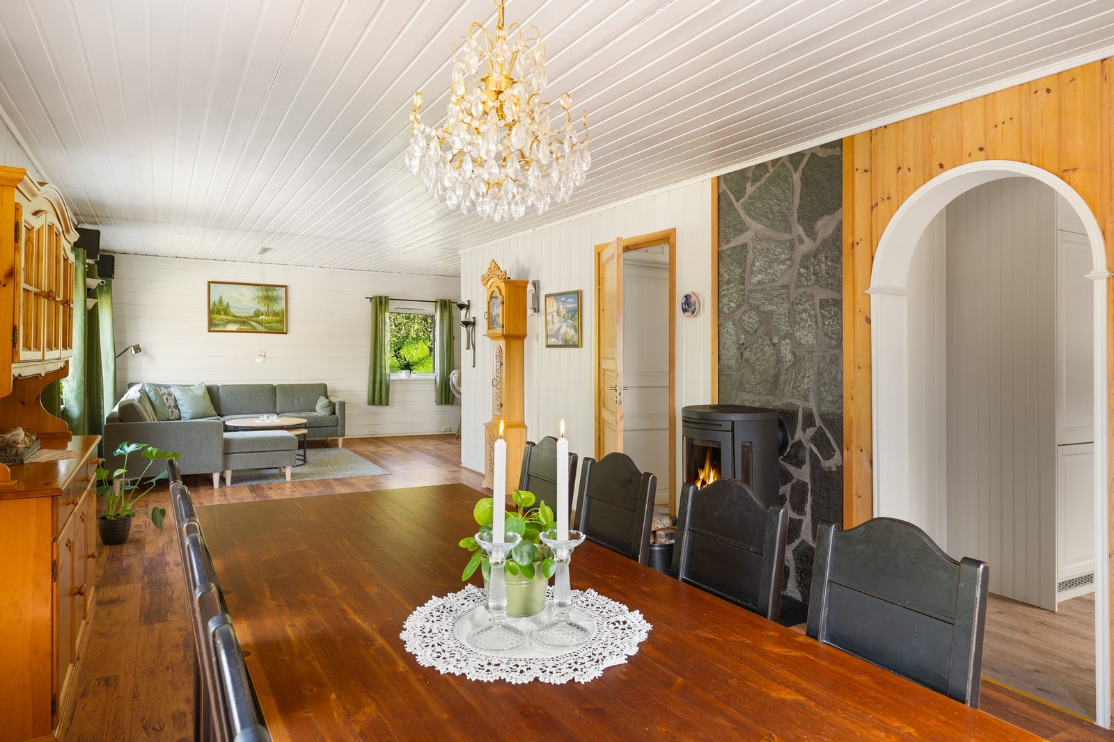 God plass til romslig spisegruppe ved kjøkkenet Galleribilde