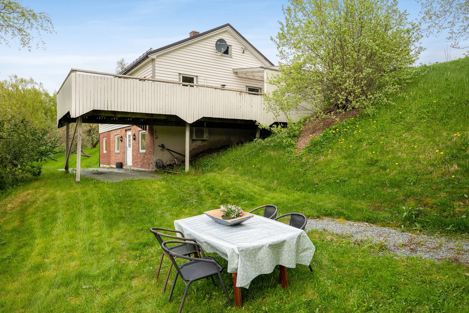 Tomta er på hele 2049 kvm. og har rikelig med boltringsplass for både store og små! Galleribilde