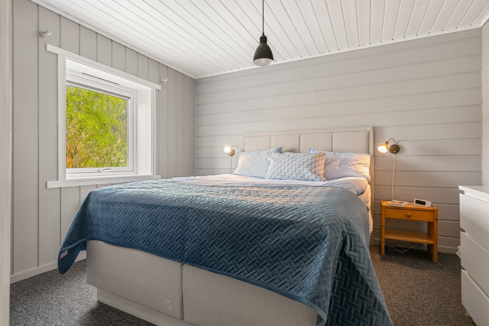 Et av tre soverom i underetasjen Galleribilde