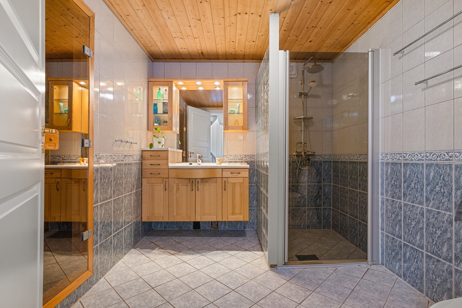 Pent bad på 6.2 kvm. som ble oppgradert rundt 2010 Galleribilde