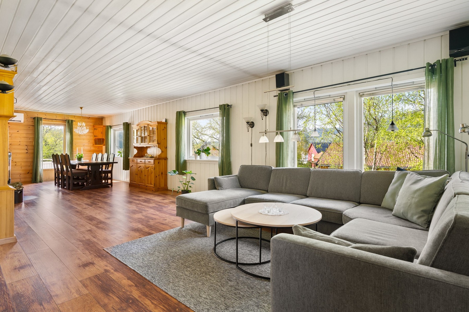 Romslig stue på hele 49 kvm. med god plass til ulike sittegrupper Galleribilde