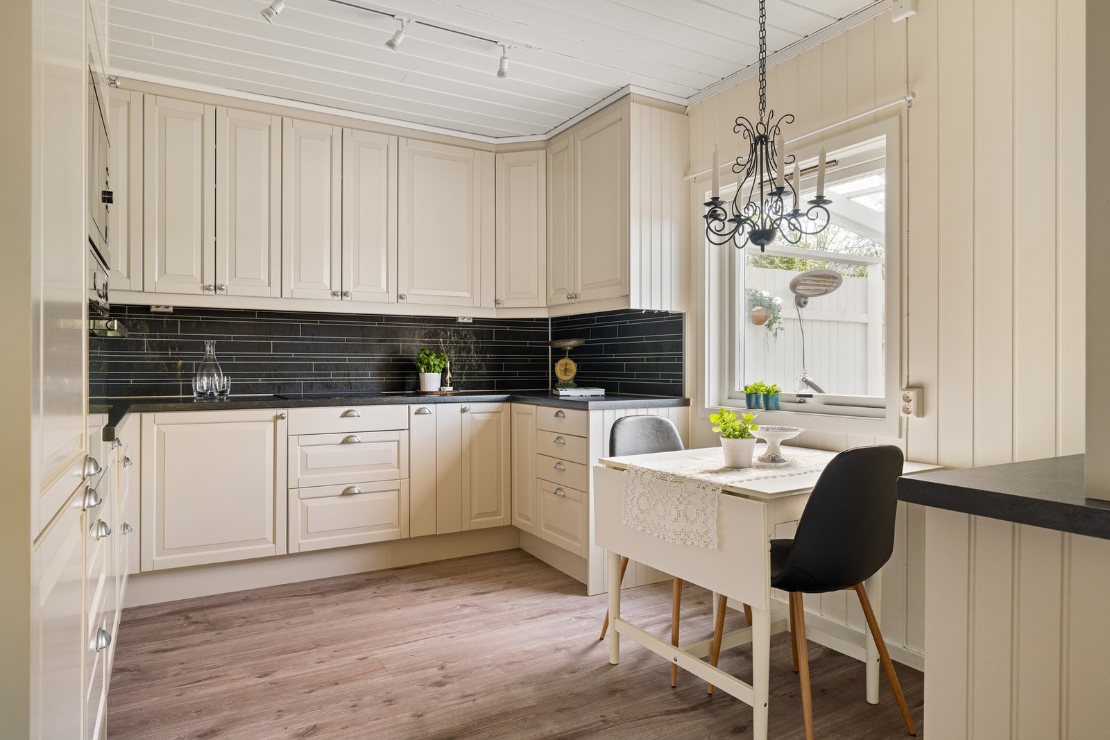 Pent kjøkken fra 2016 som har rikelig med skap- og benkeplass Galleribilde