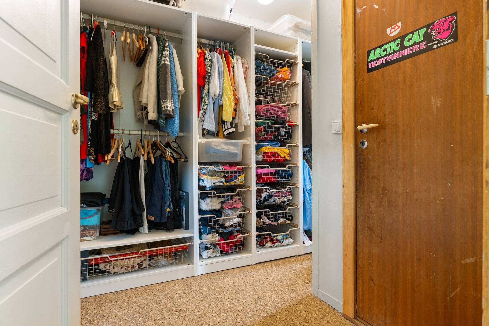 Praktisk garderoberom i 1. etg. med inngang til bad/ toalettrom Galleribilde