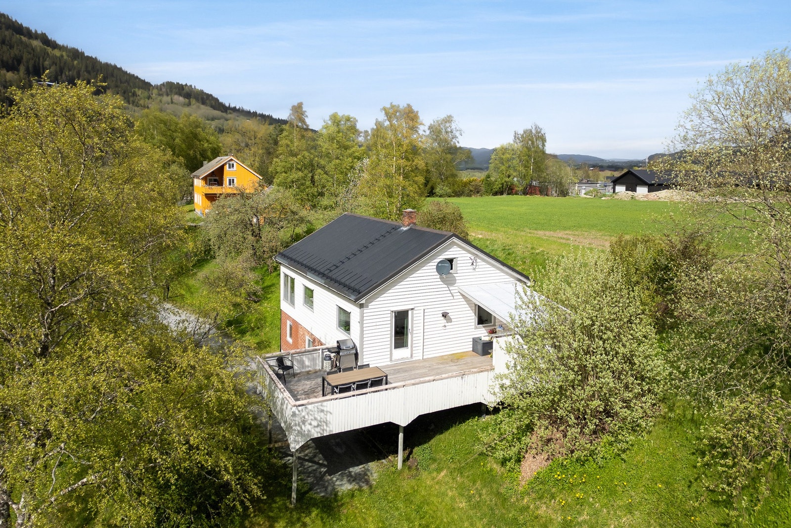 Herlig sørvest-vendt veranda som er delvis overbygd Galleribilde