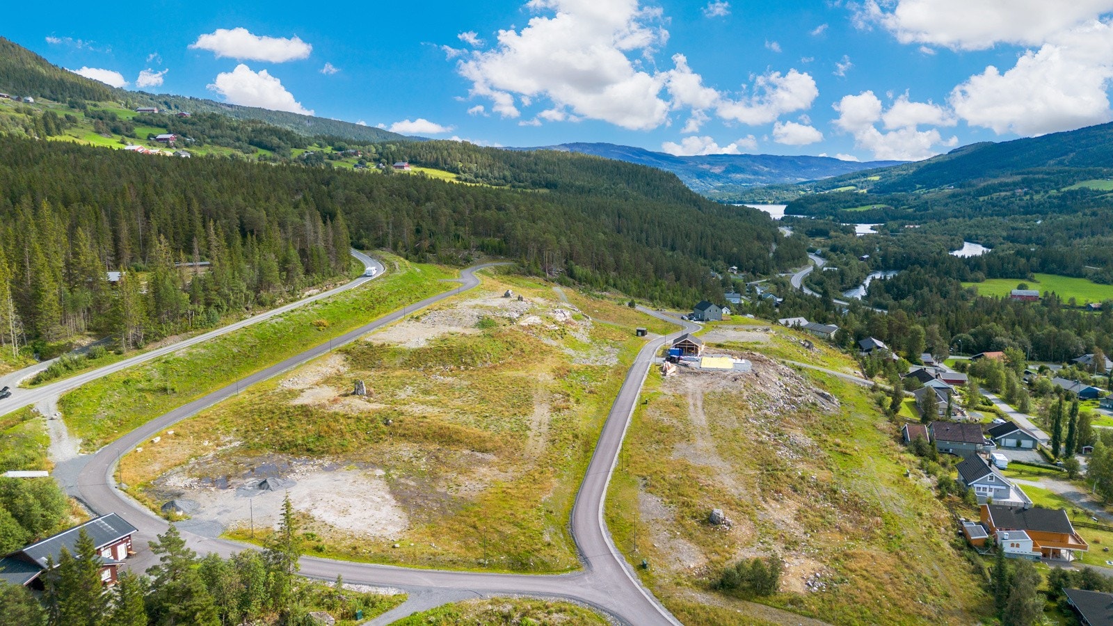Gode solforhold og fin utsikt med gangavstand til ballbinge og sentrum som tilbyr flott, nyere Joker dagligvarebutikk, Jokerspace, frisør, café, treningssenter og en veldrevet bensinstasjon Galleribilde